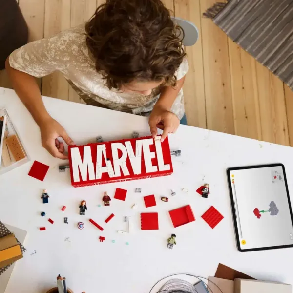 Конструктор LEGO Super Heroes Логотип і мініфігурки MARVEL (76313)