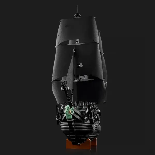 Конструктор LEGO Icons Піратський корабель капітана Джека Горобця (10365)